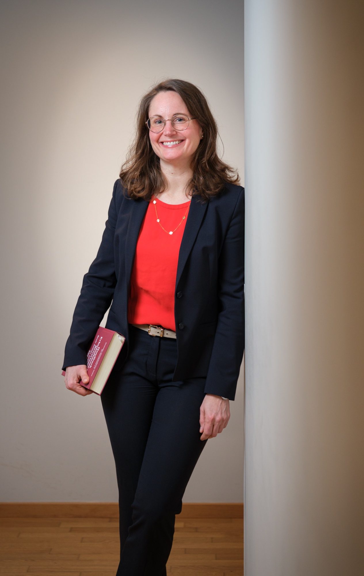 Bild Kanzleiinhaberin stehend