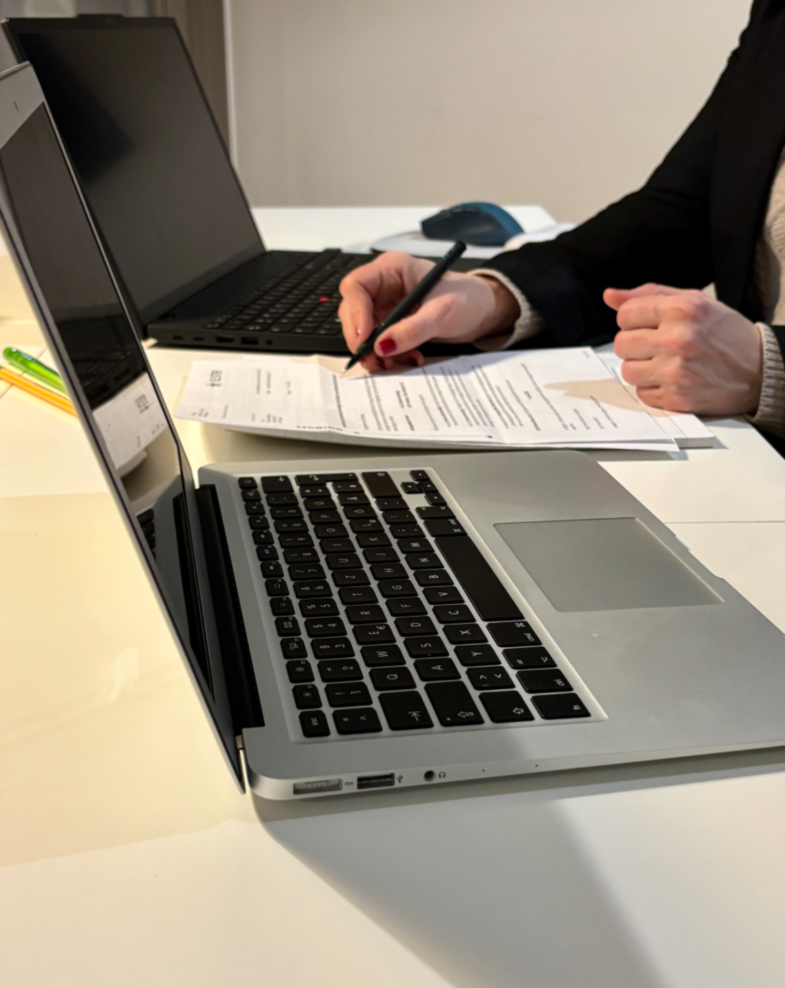 Zwei Laptops nebeneinander