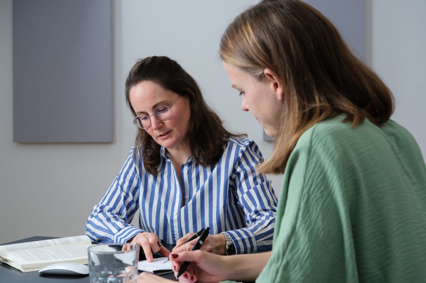 Kanzleiinhaberin mit Mandantin bei der Analyse der passenden Rechtsform