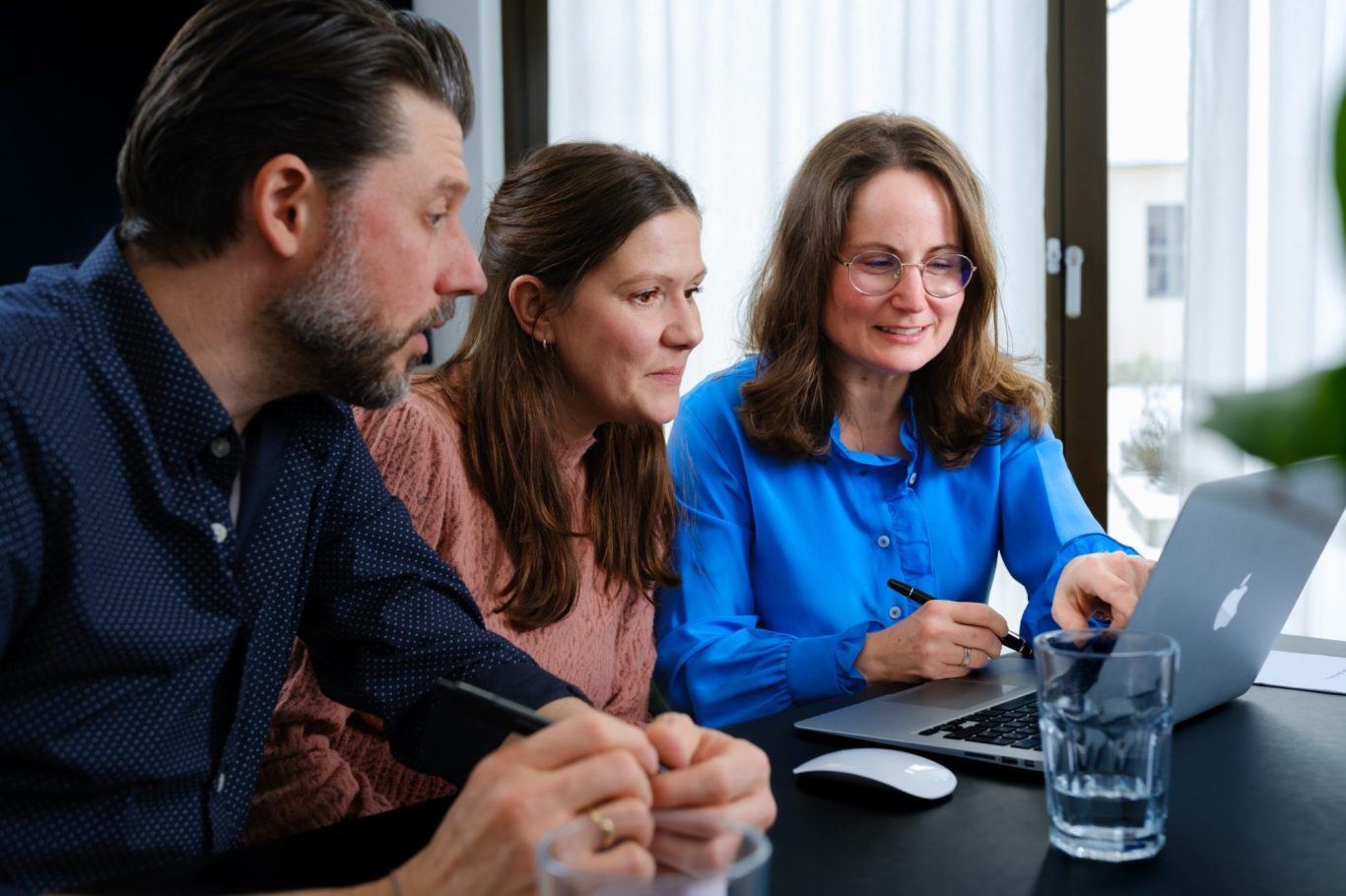 Kanzleiinhaberin mit zwei Mandanten in der Beratung
